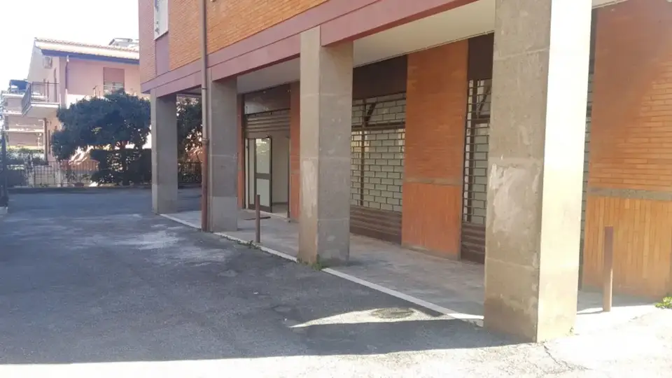 Negozio in Via Afro Tondelli, Ciampino (RM)