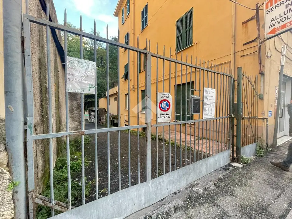 Box / posti auto in vendita a Genova