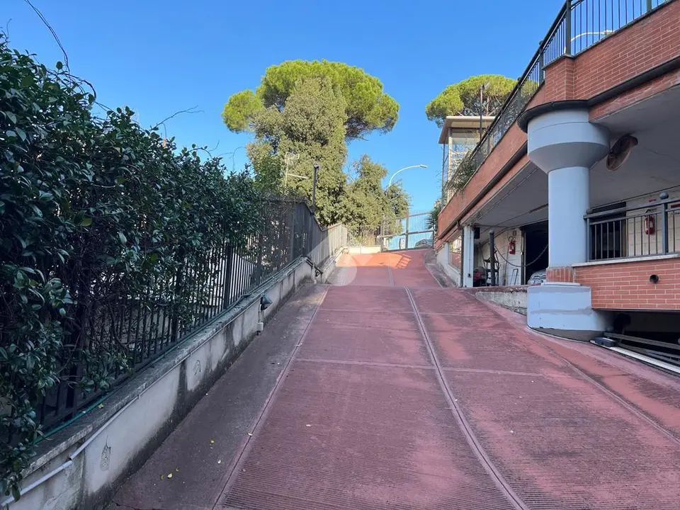 Box / posti auto in affitto a Roma