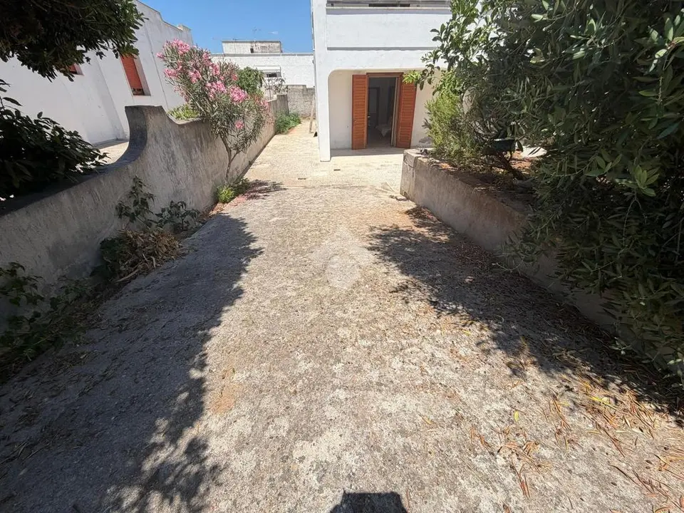 5 locali in vendita a Taviano