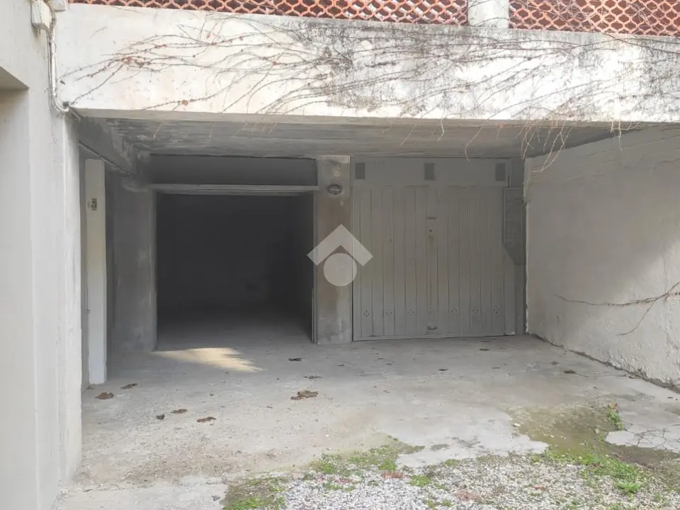 Box / posti auto in vendita a Lavagna