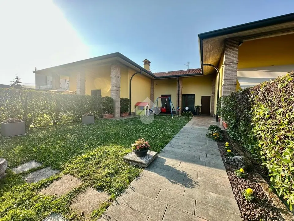Porzione di trifamiliare in vendita a Ghisalba