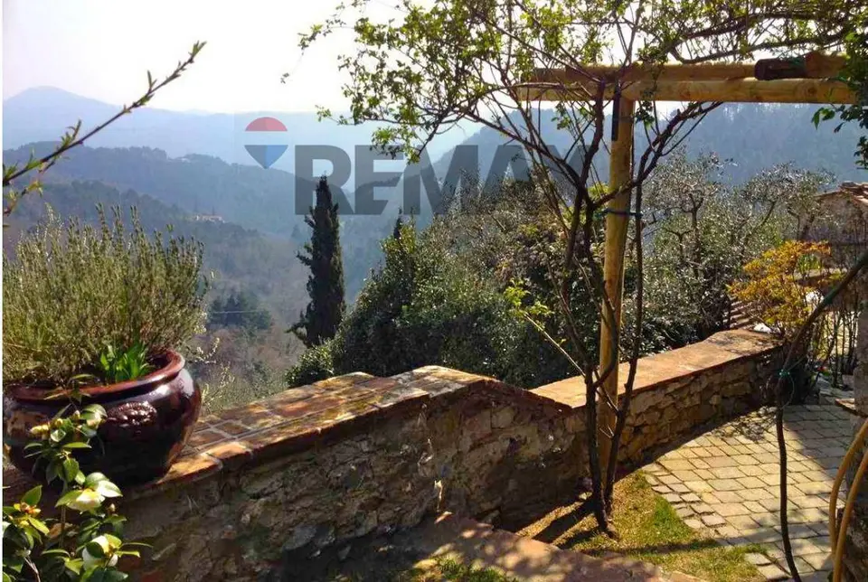 Casa Semindipendente in Vendita a Camaiore