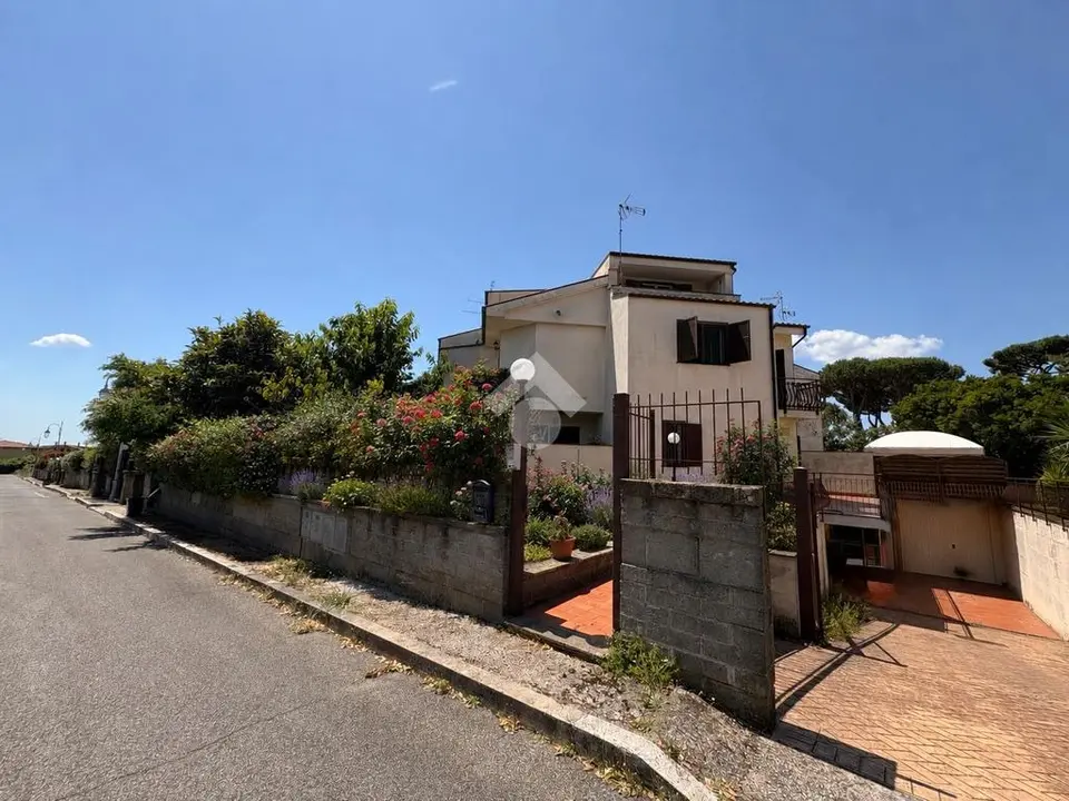 Porzione di bifamiliare in vendita a Lariano