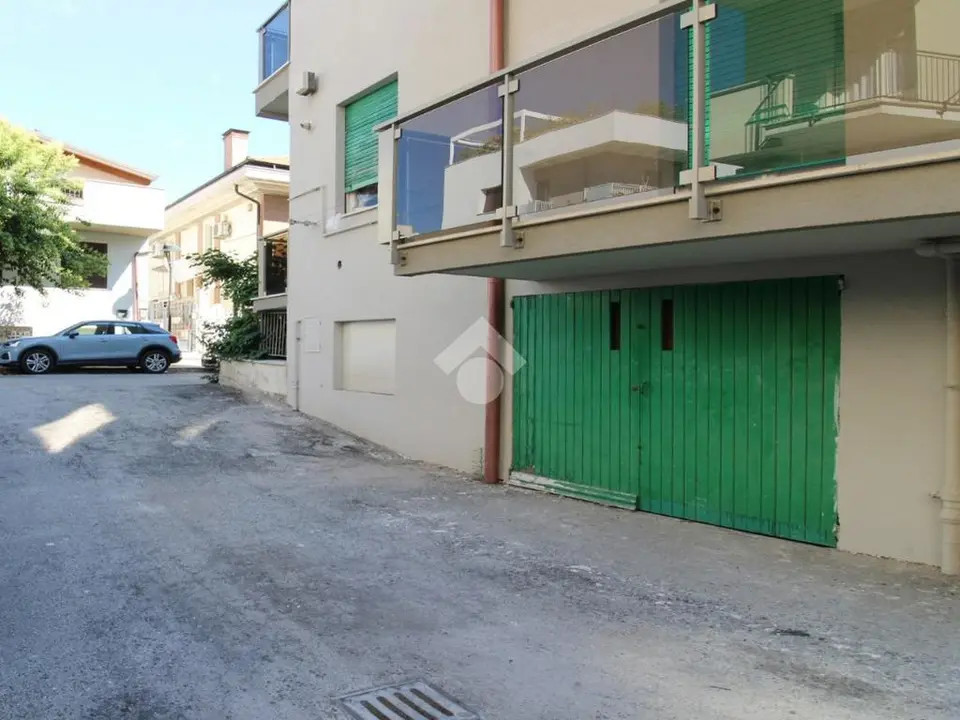 Box / posti auto in vendita a Pescara