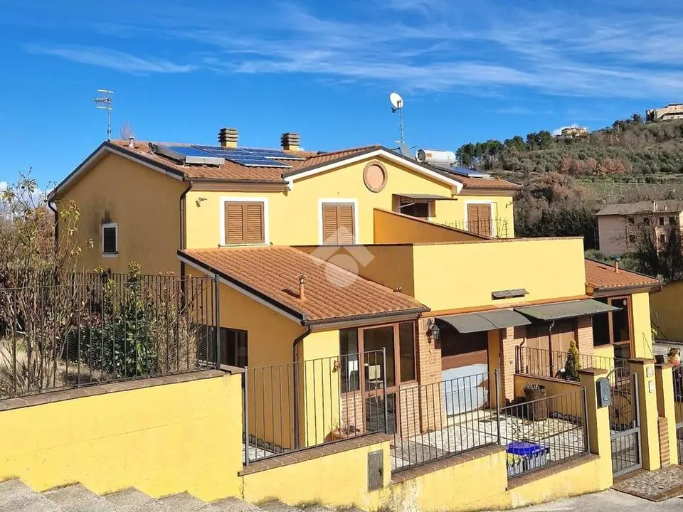 Porzione di bifamiliare in vendita a Spoleto