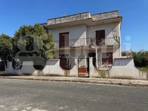 Villa in Via Apollo  19, Latina (LT)