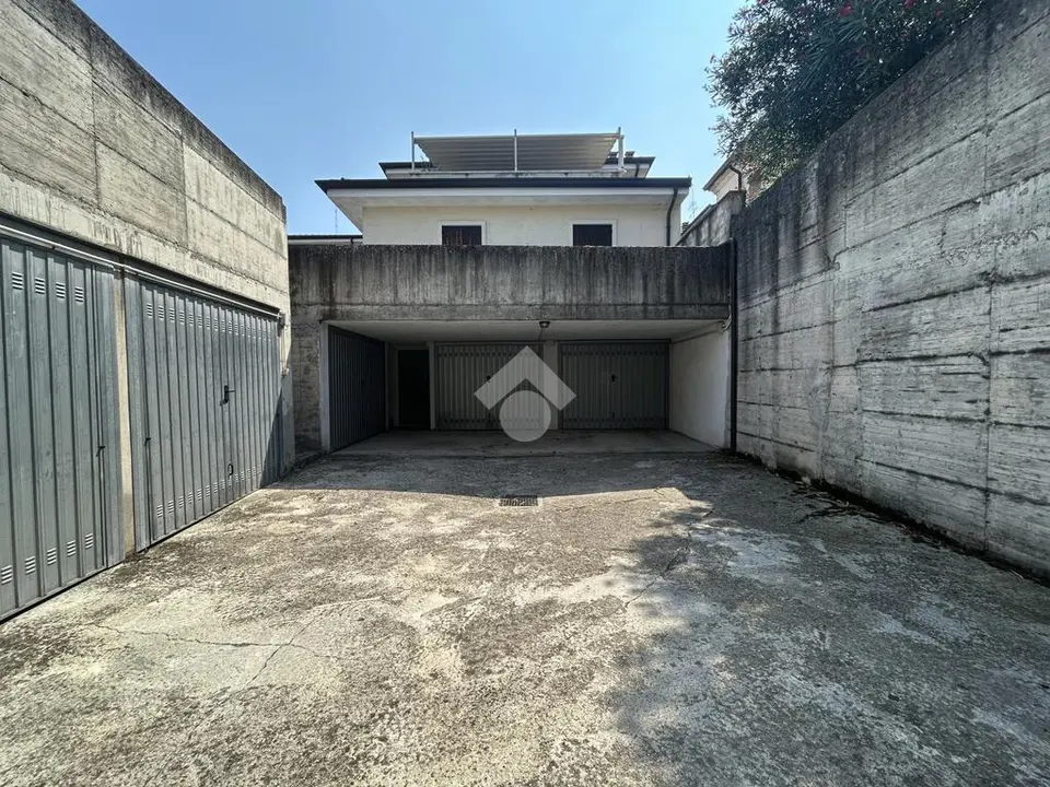Box / posti auto in vendita a Isola Della Scala