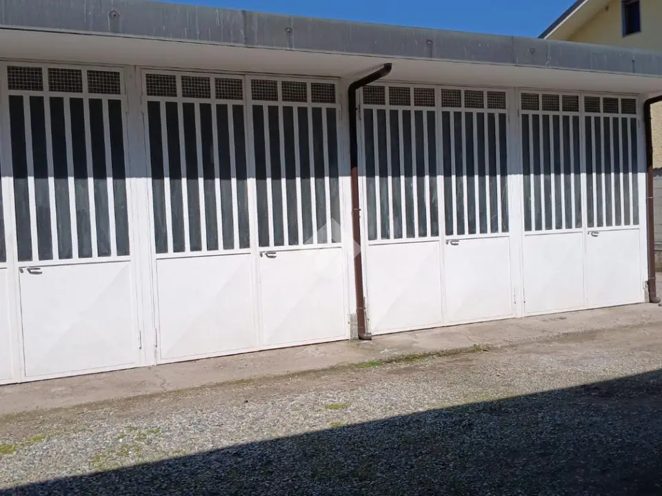 Box / posti auto in affitto a None