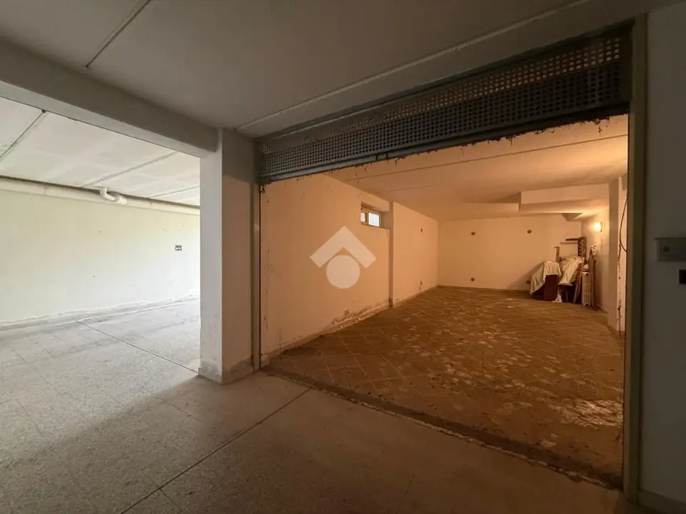 Box / posti auto in vendita a Bitonto
