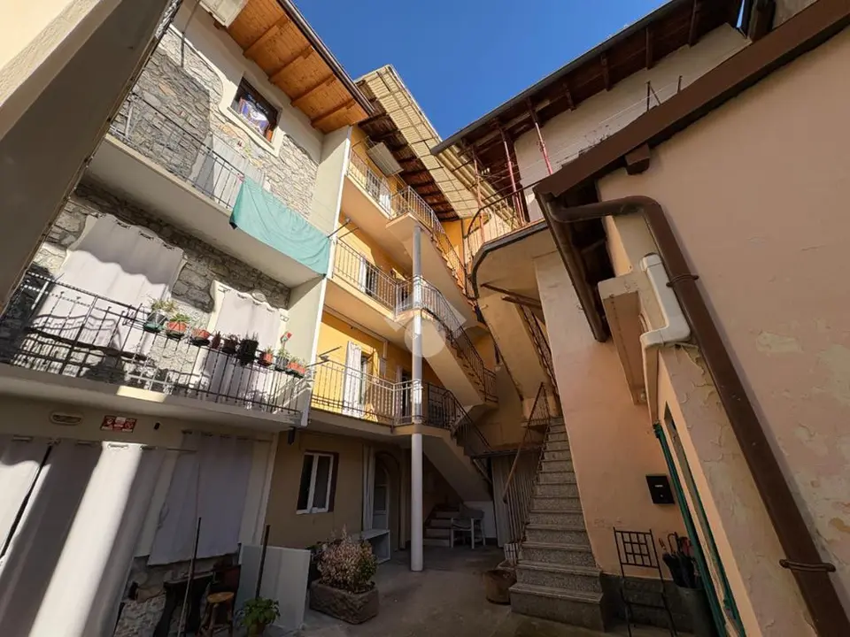 Multilocale in vendita a Tavernola Bergamasca