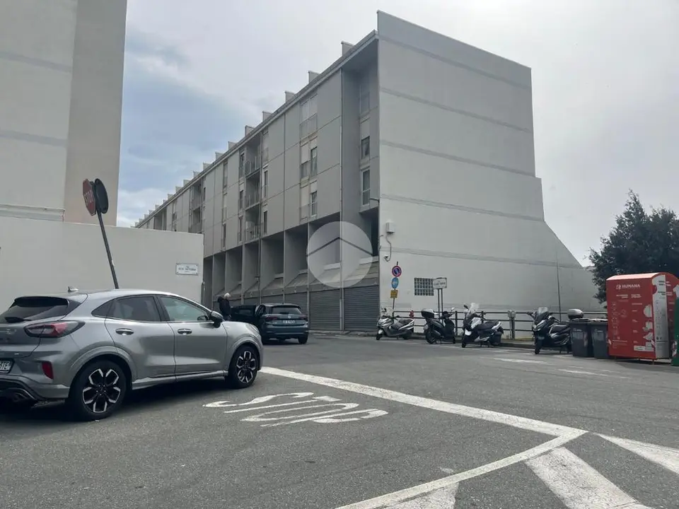 Box / posti auto in vendita a Genova