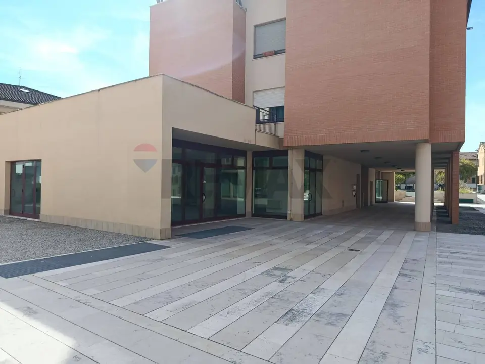 Locale Commerciale in Affitto a Castelbellino