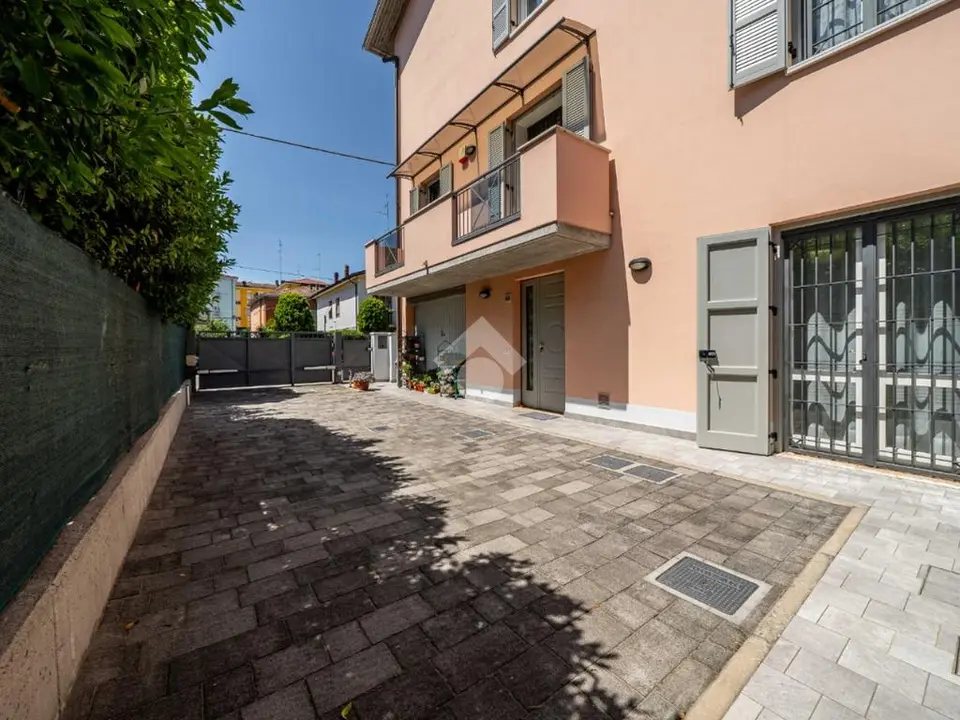Bifamiliare in vendita a Modena