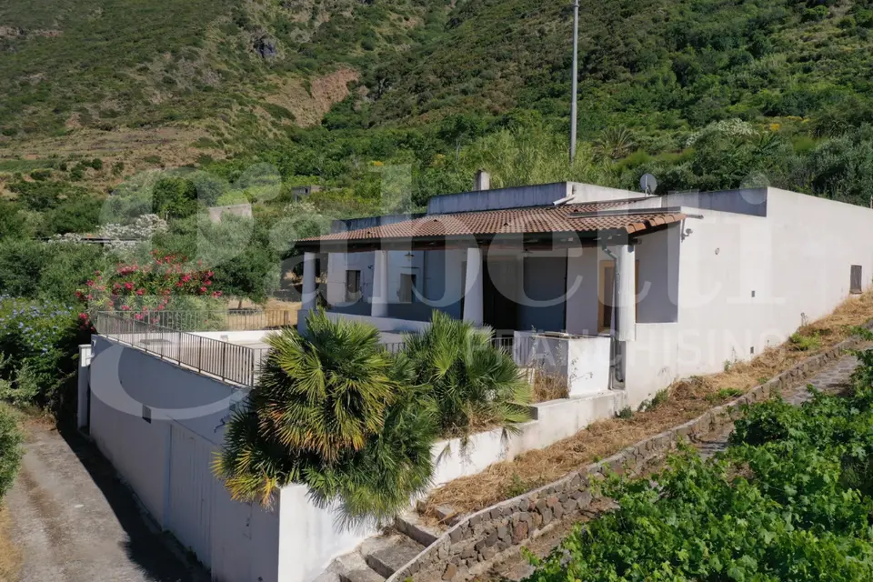 Casa Indipendente in Via Tora snc, Malfa (ME)