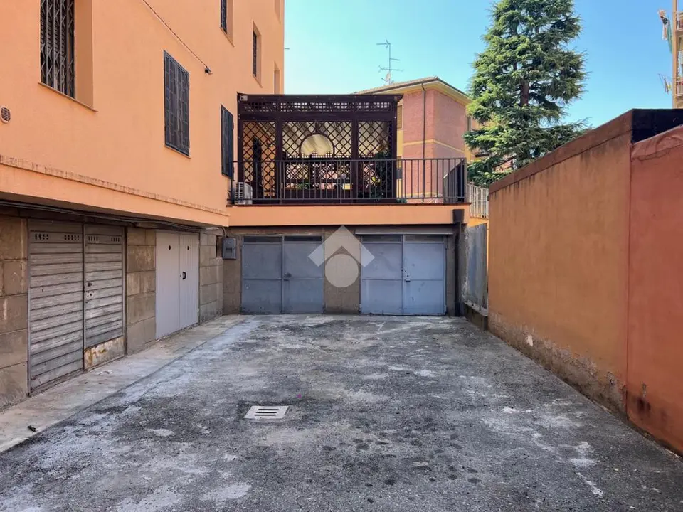 Box / posti auto in vendita a Bologna