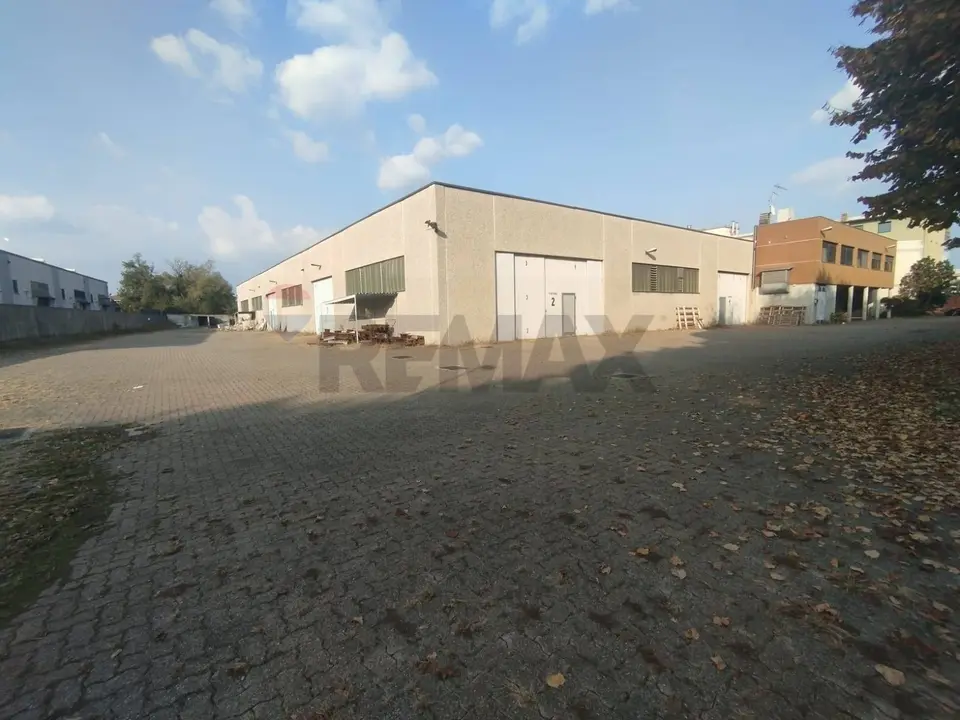 Capannone Industriale in Affitto a Carugate