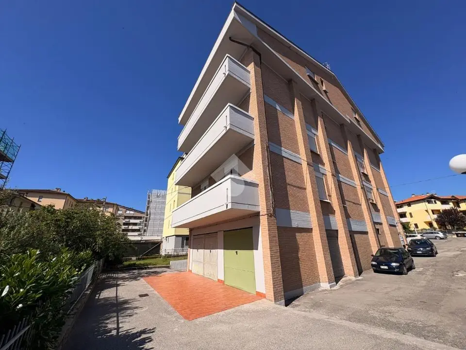 Box / posti auto in vendita a Fabriano