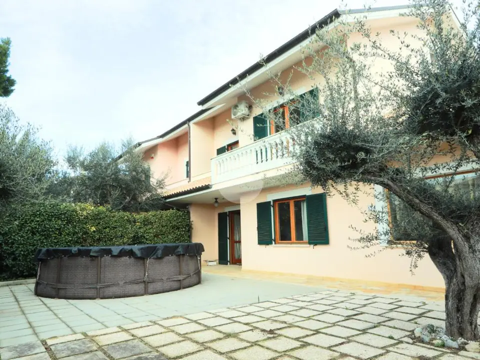 Porzione di bifamiliare in vendita a Collecorvino