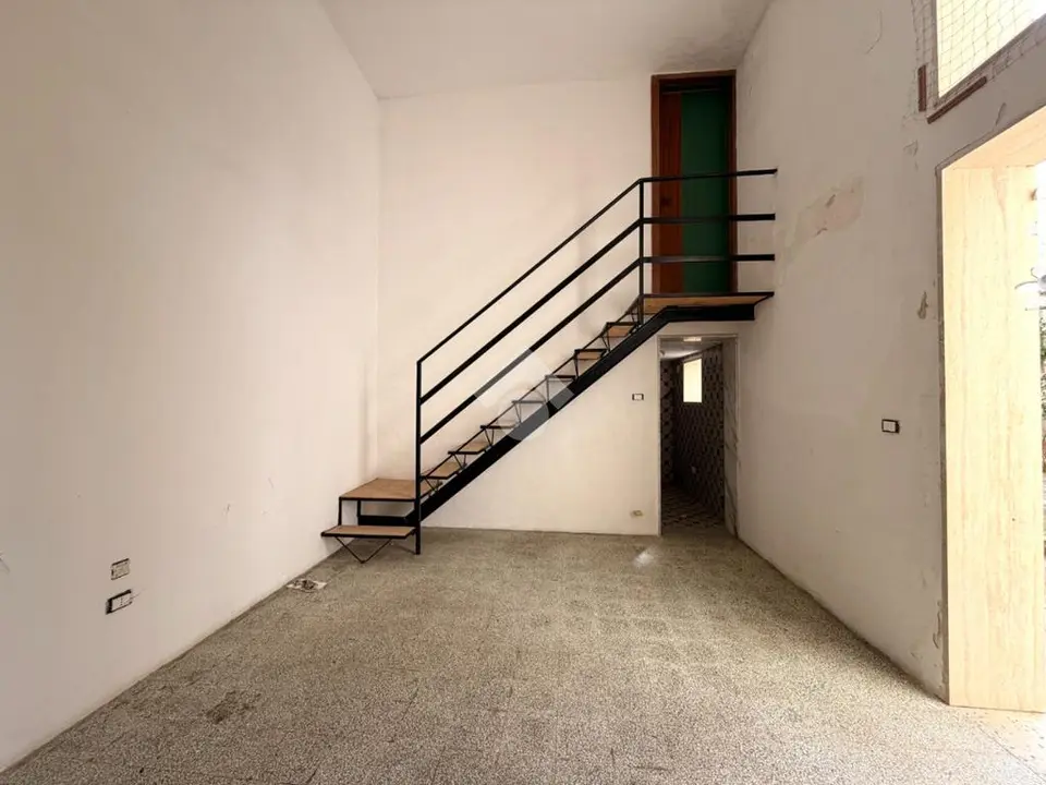 5 locali in vendita a Lecce