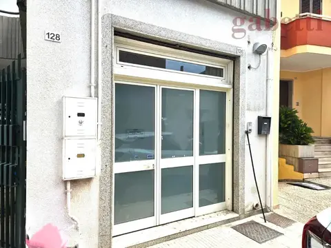 Laboratorio in Via Giovanni  Amendola, Copertino (LE)