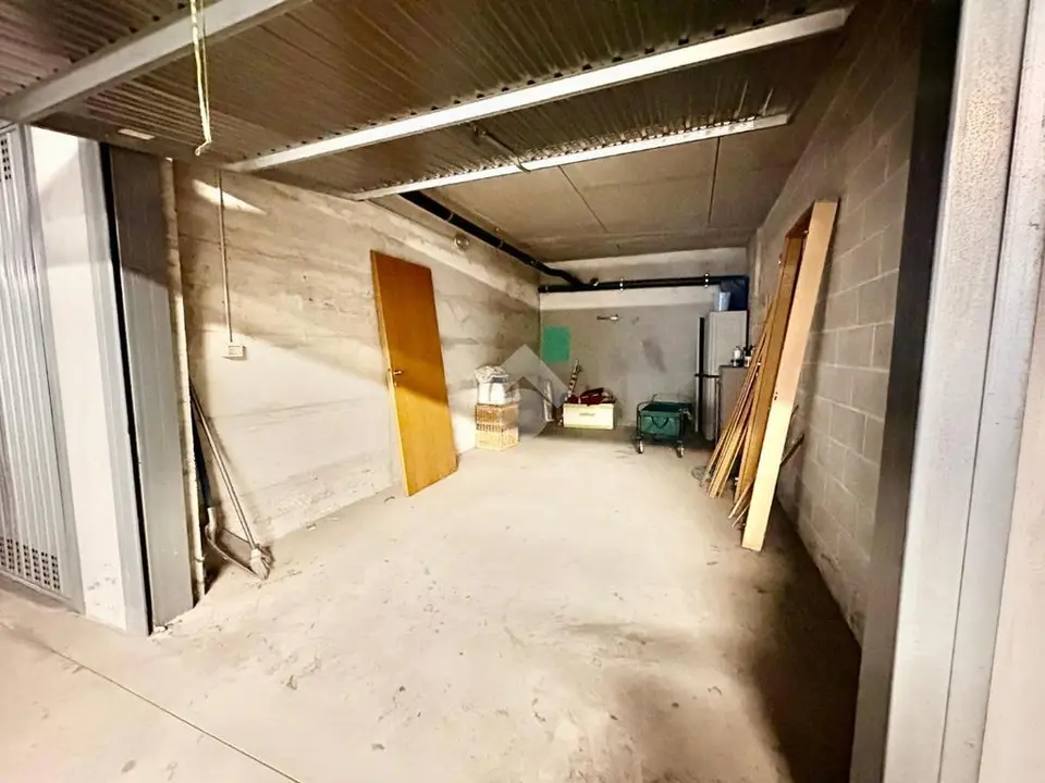 Box / posti auto in vendita a Calcinate