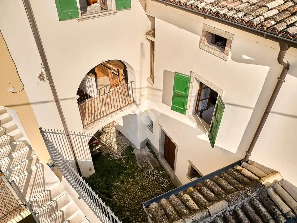Casa di corte in vendita a Brenzone