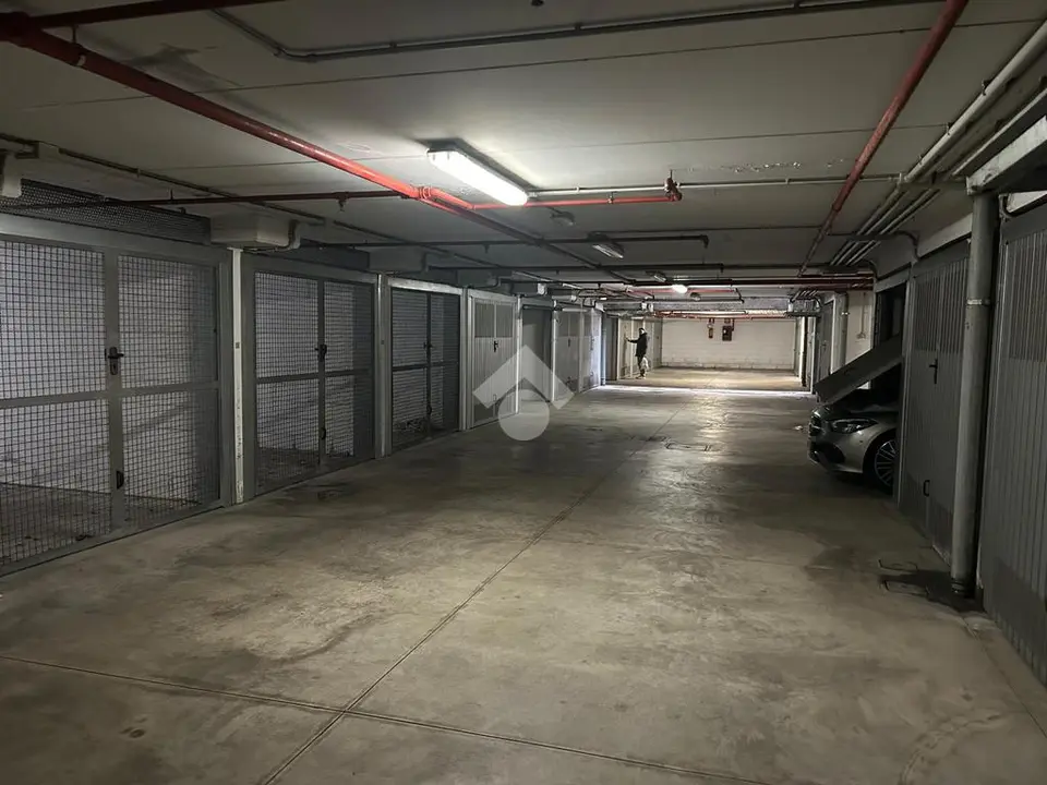Box / posti auto in vendita a Milano
