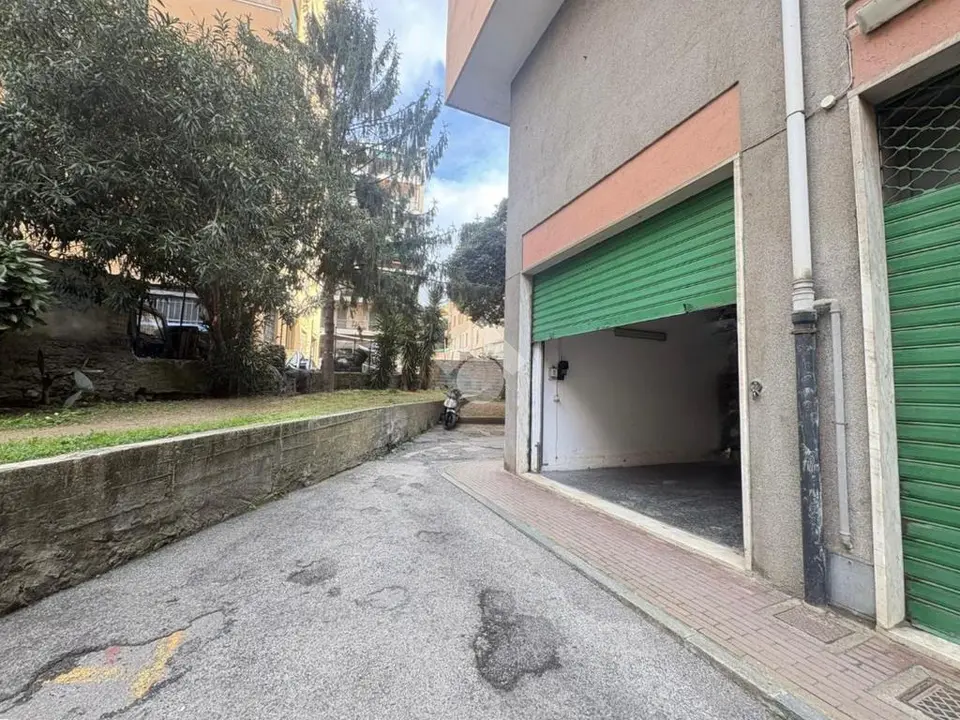 Box / posti auto in vendita a Genova