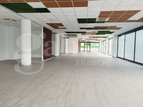 Negozio a Padova (PD) 635 m², 5 locali, 6 bagni