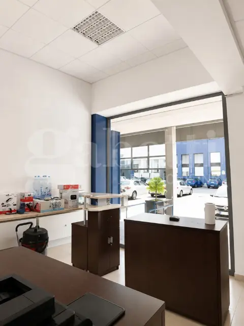 Negozio in Via Ferrante Imparato  190, Napoli (NA)