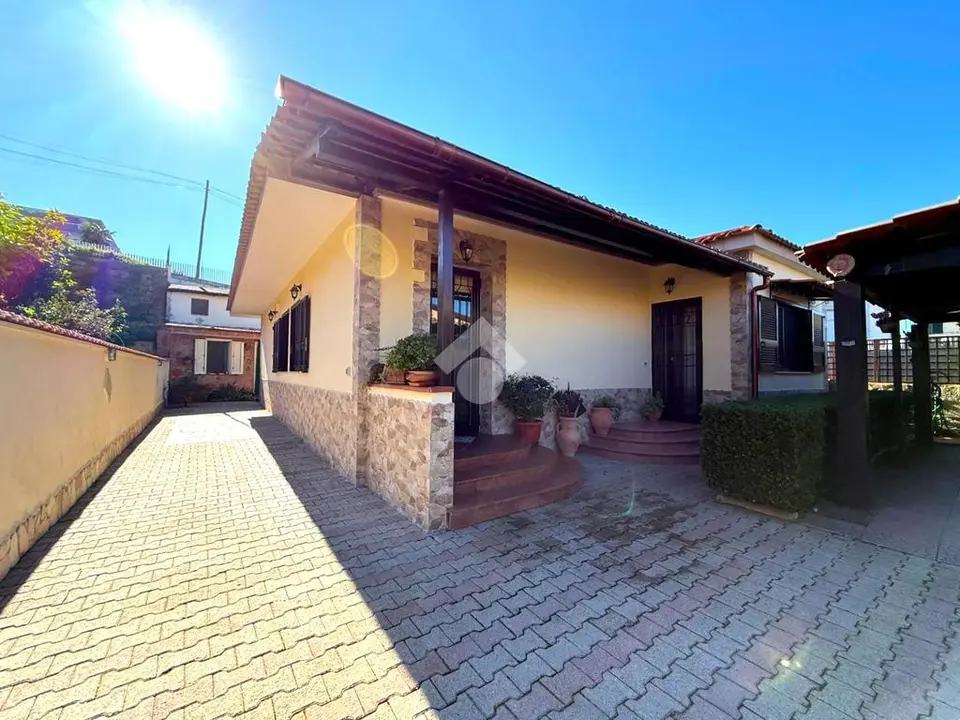 Villa singola in vendita a Pozzuoli