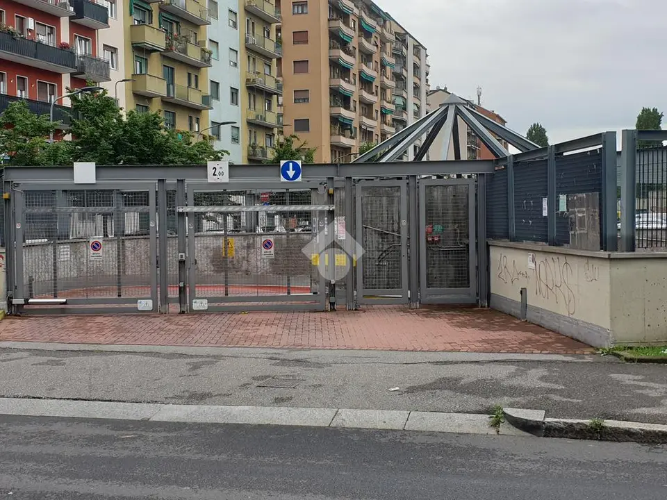 Box / posti auto in vendita a Milano