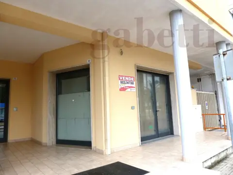 Negozio in Via Moscati, Copertino (LE)