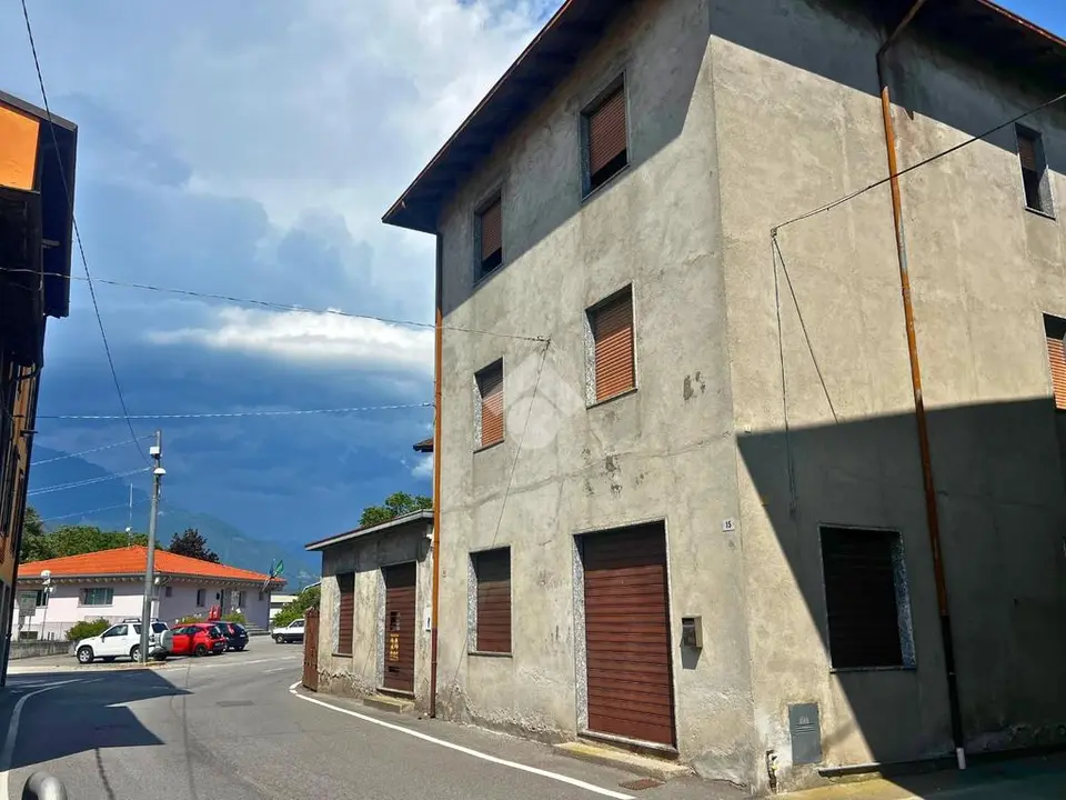 Palazzina in vendita a Esine
