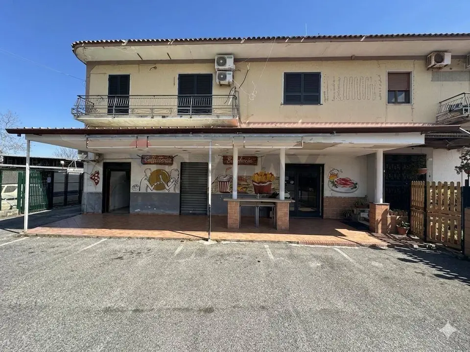 Locale Commerciale in Affitto a Pozzuoli