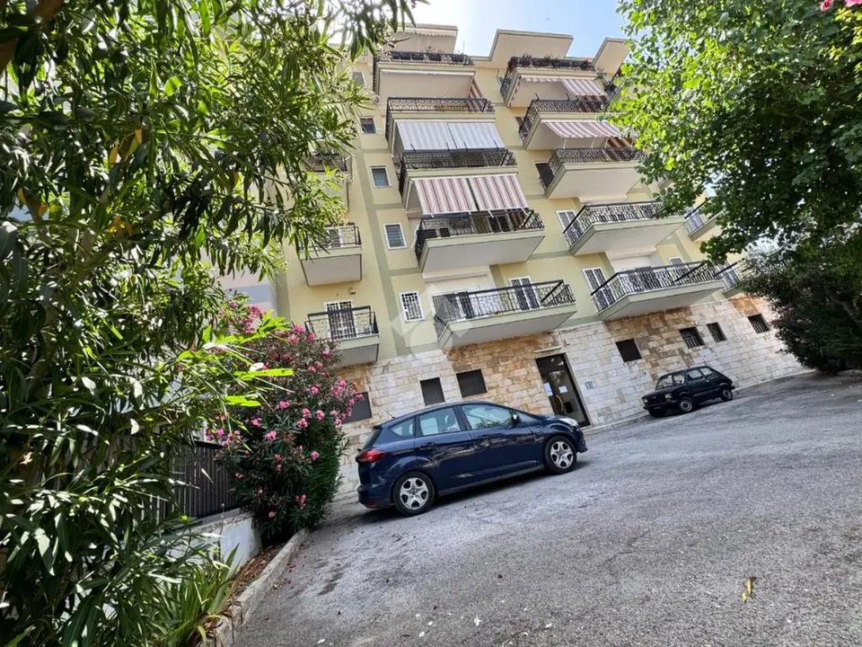 5 locali in affitto a Bari