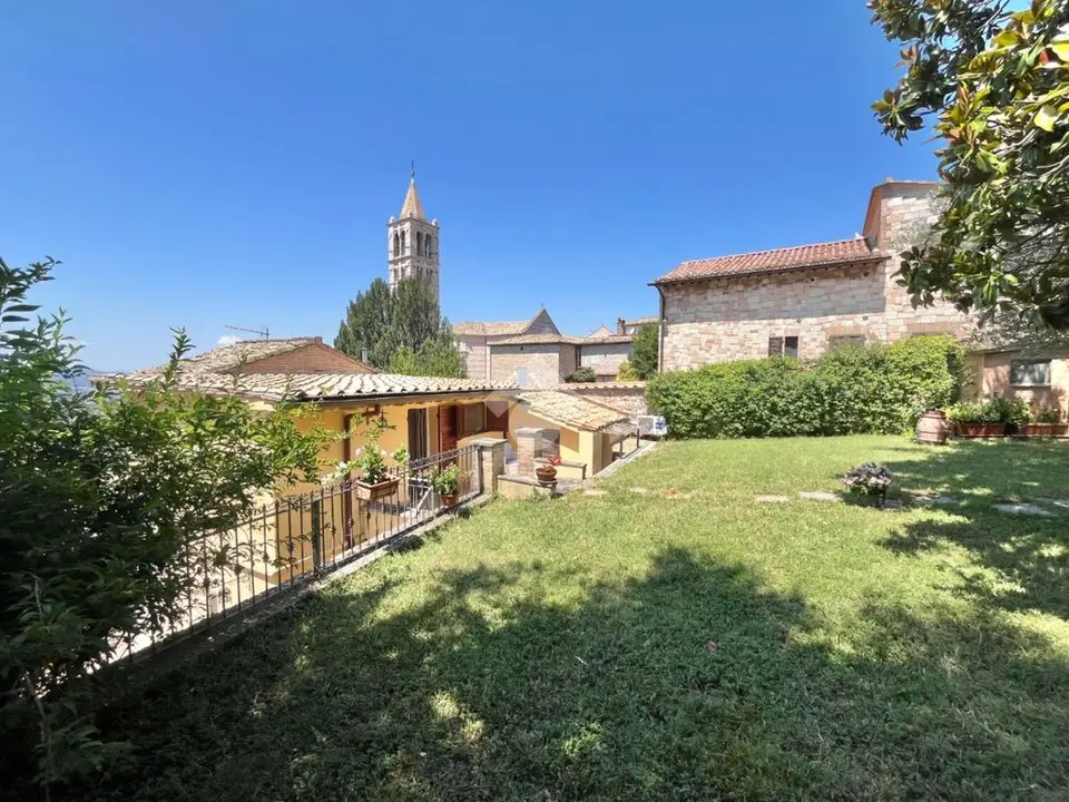 Casa semindipendente in vendita a Assisi