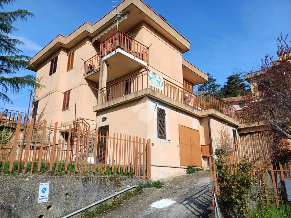 Quadrilocale in vendita a Savignone