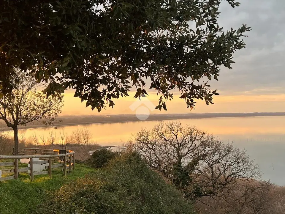 Casa indipendente in vendita a Castiglione Del Lago