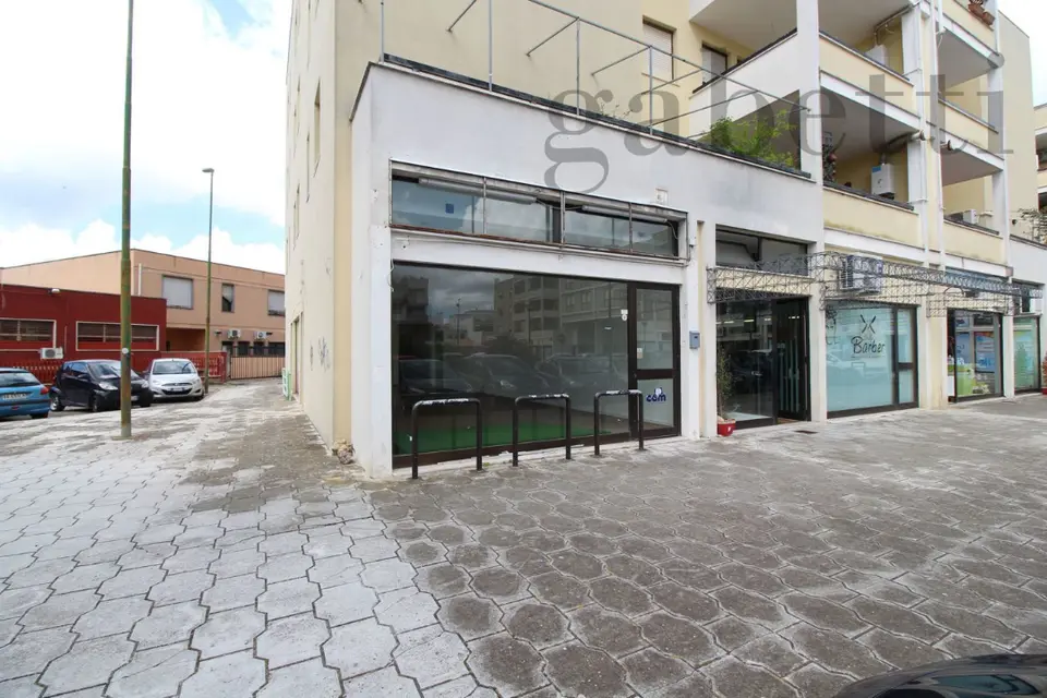 Negozio in piazza A. Venturi 1, Copertino (LE)