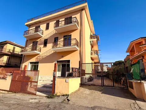 Negozio in Via Montepaone, Roma (RM)