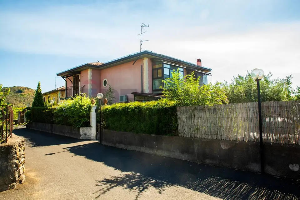 Villetta bifamiliare in Vendita a Trecastagni