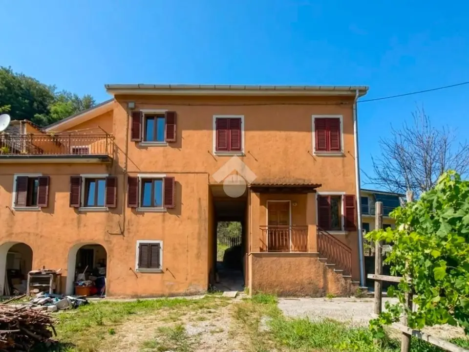 Casa semindipendente in vendita a Mezzanego