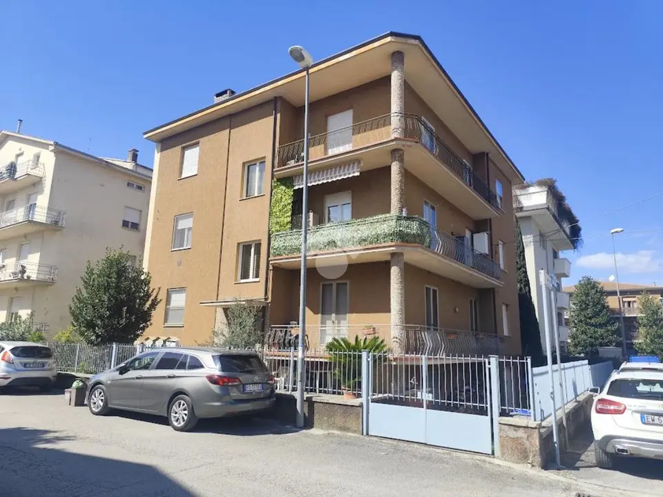 5 locali in vendita a Foligno