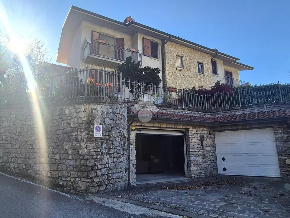 Bifamiliare in vendita a Entratico