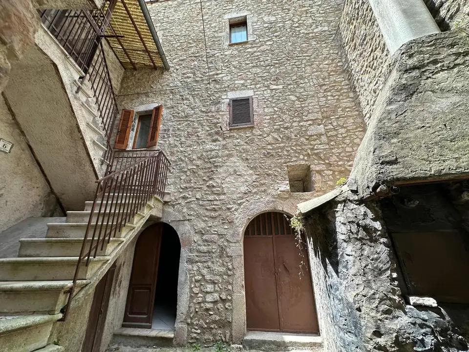 Trilocale in vendita a Vallo Di Nera
