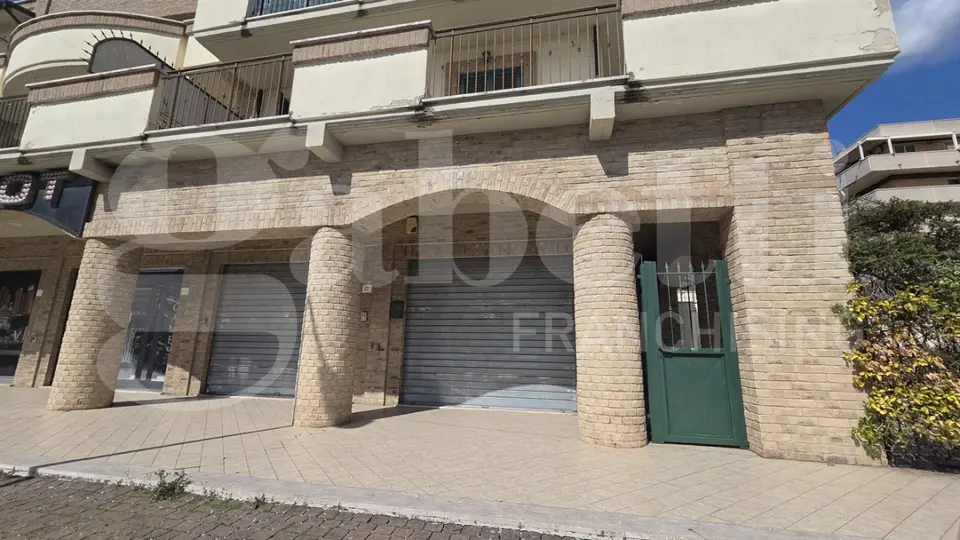 Negozio in Via dei Platani  17, Fonte Nuova (RM)