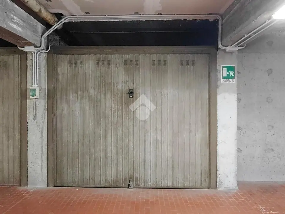 Box / posti auto in vendita a Genova