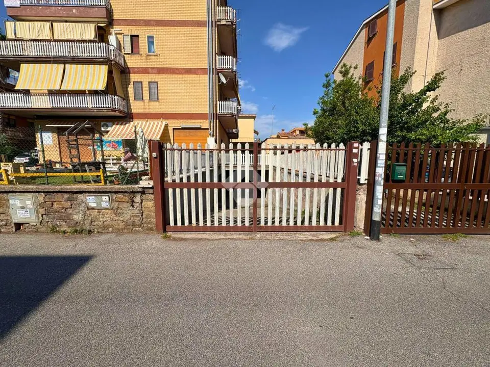 Box / posti auto in affitto a Roma